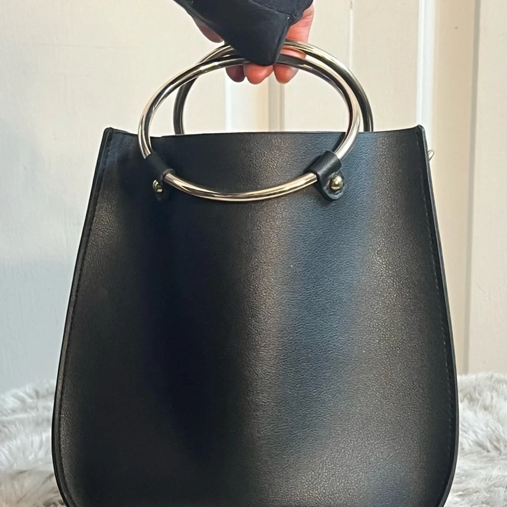 Elegant Black Handbag with Gold Accents - Picture 1 of 2
